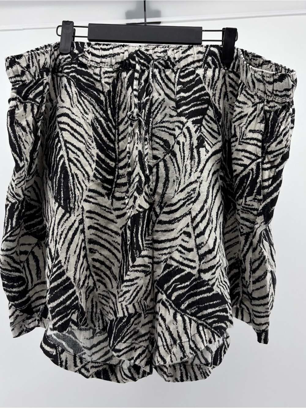 Cynthia Rowley 100% Linen Shorts Black & White Leaf Pattern Pockets 3X